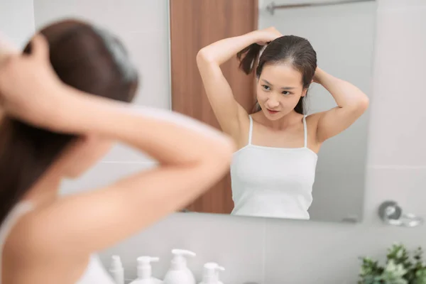 Wanita Asia Muda Dengan Rambut Panjang Mengikat Rambutnya Kamar Mandi — Stok Foto