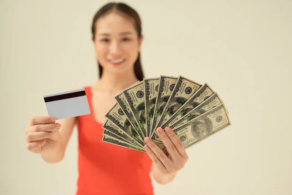 Jovem Excitada Com Dinheiro Cartão Crédito Fundo Cinza — Fotografia de Stock