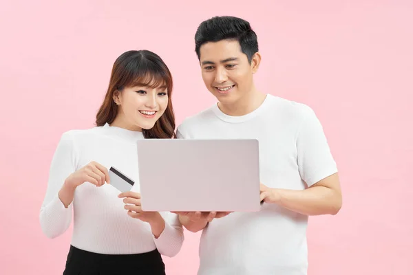 Świetna Oferta Kredytowa Wesoły Azjatycki Para Zakupy Online Laptopie Karty — Zdjęcie stockowe