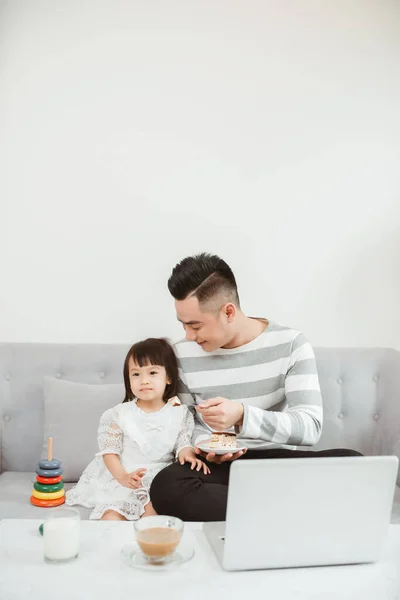 Pai Dando Sua Filha Bolo Doce Quando Sentado Sofá Casa — Fotografia de Stock