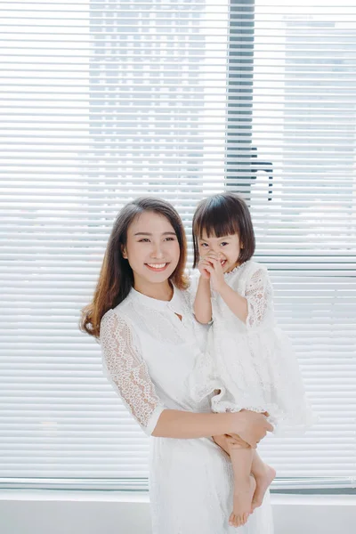 Retrato Jovem Mãe Com Sua Filha Atrás Janela — Fotografia de Stock
