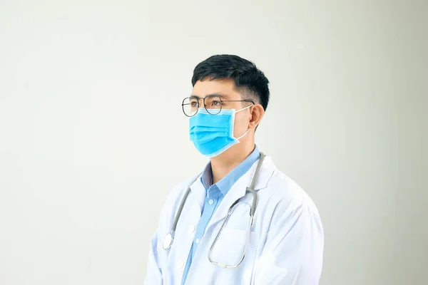 Yakışıklı Doktor Dikey Yüz Maskesi Beyaz Bir Ceket — Stok fotoğraf