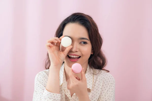 Joven Mujer Asiática Alegre Sosteniendo Dos Macarons Delante Ojos Sobre — Foto de Stock