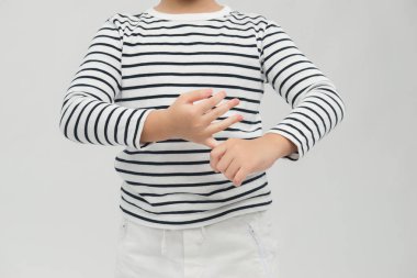 Çocuk Coronavirus 'un ellerini dezenfektan jölesinden temizlemek için yıkıyor. El dezenfeksiyonu kavramı.