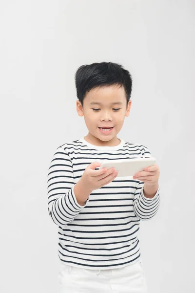 Felicidade Asiática Criança Jogando Telefone Inteligente — Fotografia de Stock