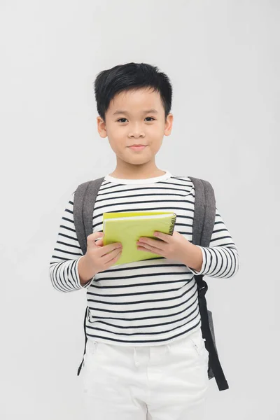 白地に本を持つ可愛い小学生の男の子 — ストック写真