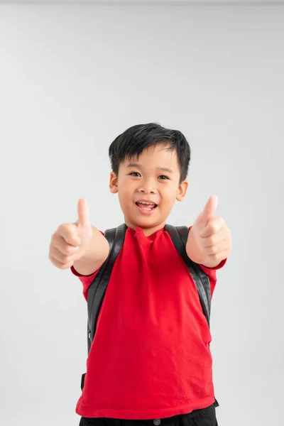 Glad Skolpojke Bär Ryggsäck Och Ger Tummen Upp Isolerad Vit — Stockfoto