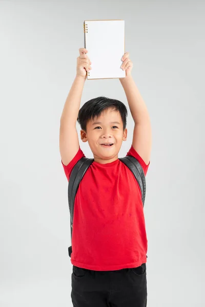 Giovane Asiatico Ragazzo Studente Holding Libro Spettacolo Oltre Testa Isolato — Foto Stock