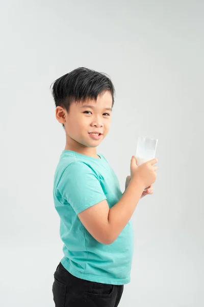 Χαριτωμένο Αγόρι Μπλε Πουκάμισο Κρατώντας Ένα Ποτήρι Γάλα Λευκό Φόντο — Φωτογραφία Αρχείου