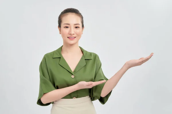 Linda Jovem Empresária Asiática Mostrando Sua Mão Para Outro Lado — Fotografia de Stock