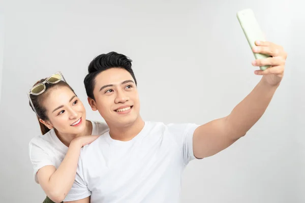Selectieve Focus Van Gelukkig Aziatisch Paar Het Nemen Van Selfie — Stockfoto