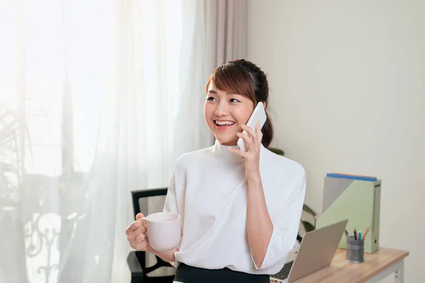 Fröhliche Asiatische Frau Unterhält Sich Auf Dem Handy Und Trinkt — Stockfoto