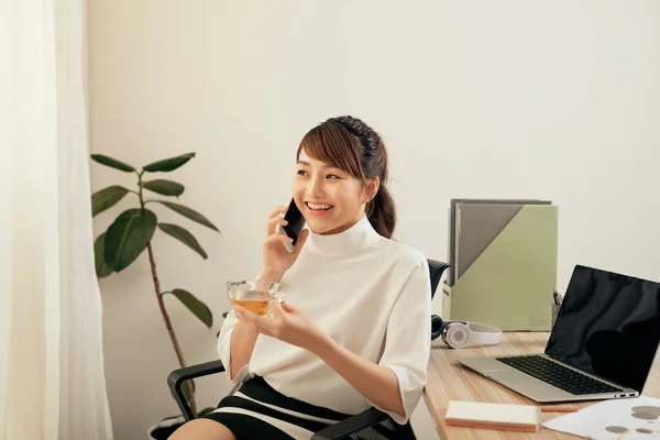 Junge Asiatische Frau Telefoniert Während Sie Tee Trinkt Und Büro — Stockfoto