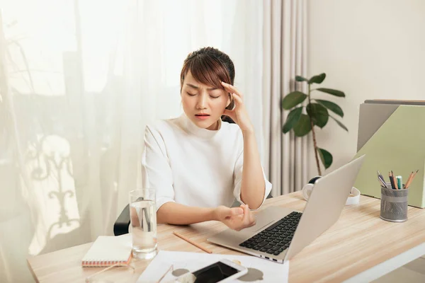 Mujer Asiática Sintiéndose Cansada Cuando Trabaja Oficina — Foto de Stock