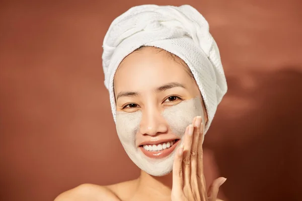 Bela Menina Adolescente Asiática Alegre Aplicando Máscara Barro Facial Tratamentos — Fotografia de Stock