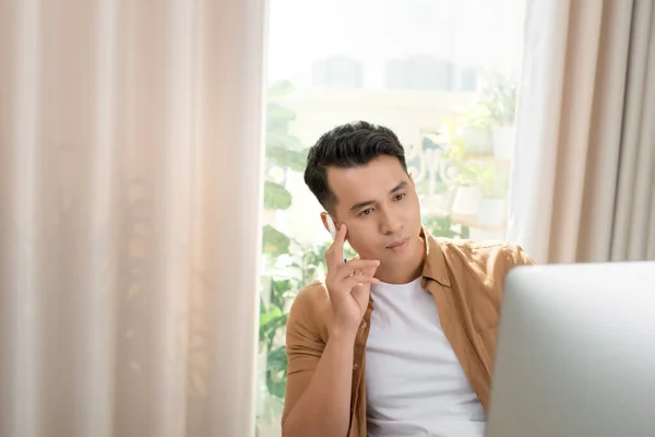 Porträt Eines Seriösen Asiatischen Geschäftsmannes Der Working Spaces Denkt Und — Stockfoto