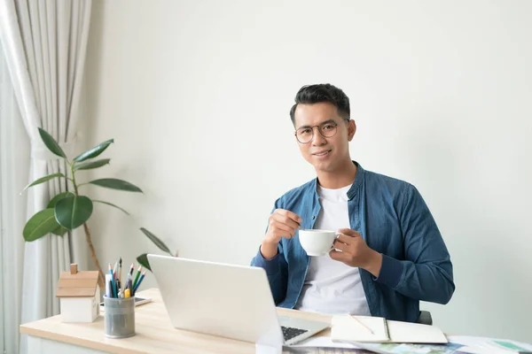 Giovane Architetto Asiatico Lavoro Sorridente Alla Macchina Fotografica — Foto Stock