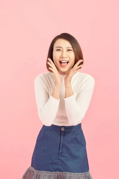 Retrato Una Mujer Negocios Asiática Emocionada Mirando Cámara Aislada Sobre —  Fotos de Stock