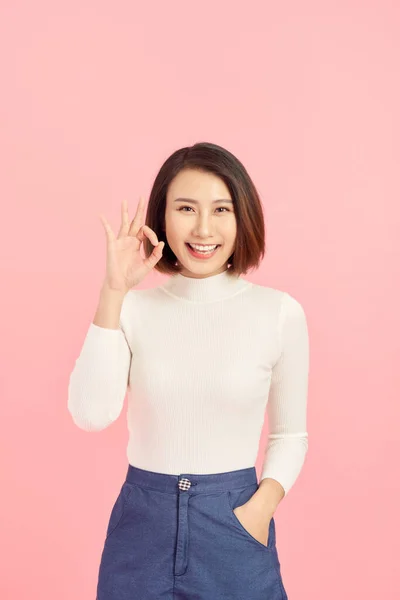 Portrait Young Businesswoman Showing Sign While Standing Isolated Pink Background — Stock Photo, Image