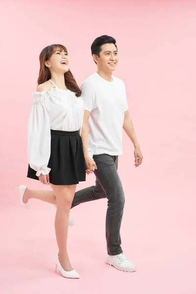 Glimlachend Jong Casual Paar Loopt Vooruit Roze Achtergrond — Stockfoto