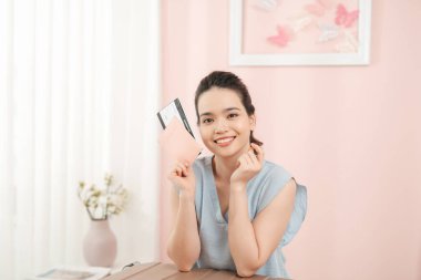 Neşeli kadın valizi ve yolculuk için hazırlanıyor.