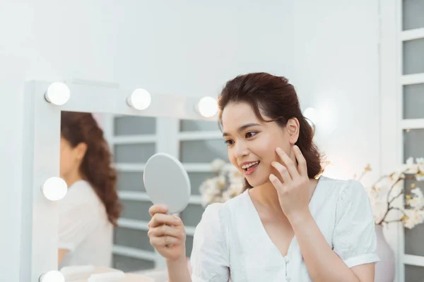 Personas Concepto Belleza Hermosa Mujer Con Espejo Tocando Piel Cara — Foto de Stock