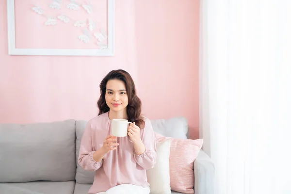 Hermosa Joven Asiática Mujer Beber Café Relajarse Sofá — Foto de Stock