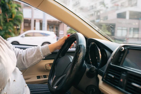 아시아 유리와 도로를 운전하는 핸들에 있습니다 여성은 자신있게 운전대를 잡는다 — 스톡 사진