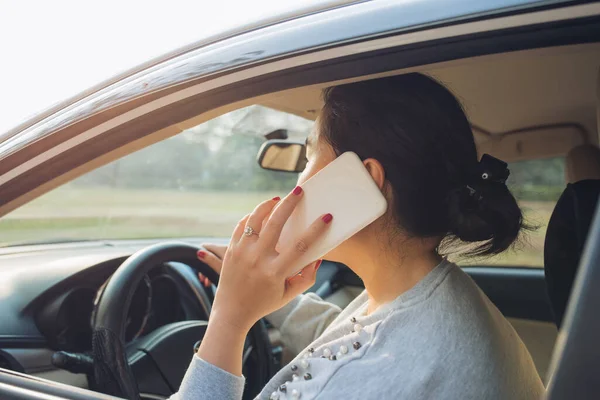 Mulher Motorista Usando Seu Telefone Celular Durante Condução Carro — Fotografia de Stock