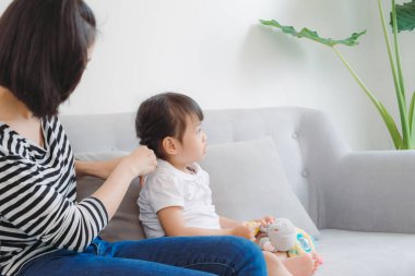 Küçük kız için el örgüsü yapıyorum.