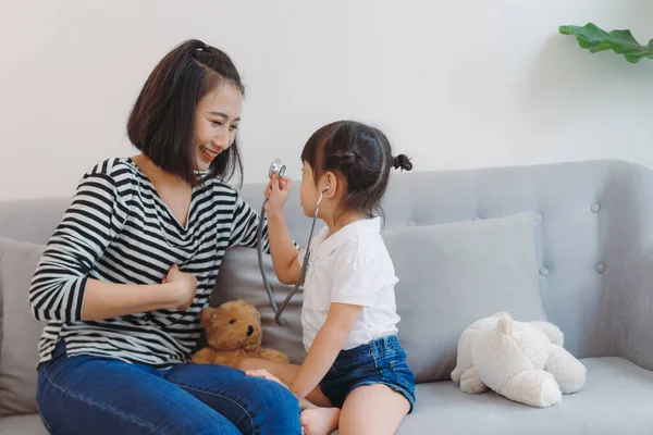 Azjatycka Rodzina Bawi Się Córką Słodkie Dziewczyny Pomocą Stetoskopu Matką — Zdjęcie stockowe