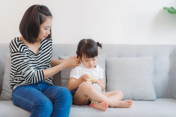 Mãe Penteando Filha Cuidado Com Penteado — Fotografia de Stock