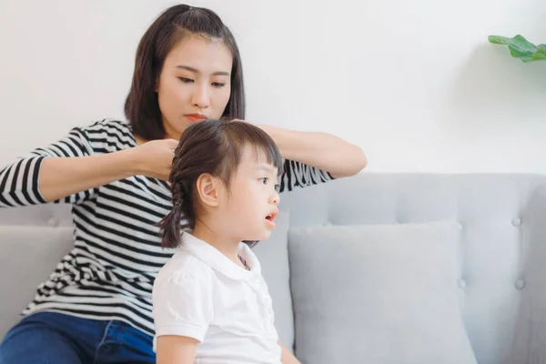 Madre Haciendo Trenzas Hija Casa —  Fotos de Stock