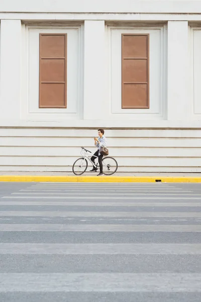 生活方式 交通和人的概念 城市街道上的年轻人 — 图库照片