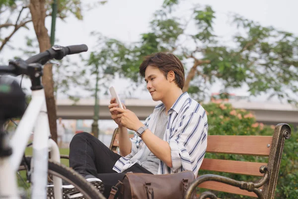 Молодой Привлекательный Бизнесмен Разговаривает Мобильному Телефону Сидя Скамейке Парке После — стоковое фото