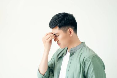 Depresyondaki genç iş adamı başını tutuyor.