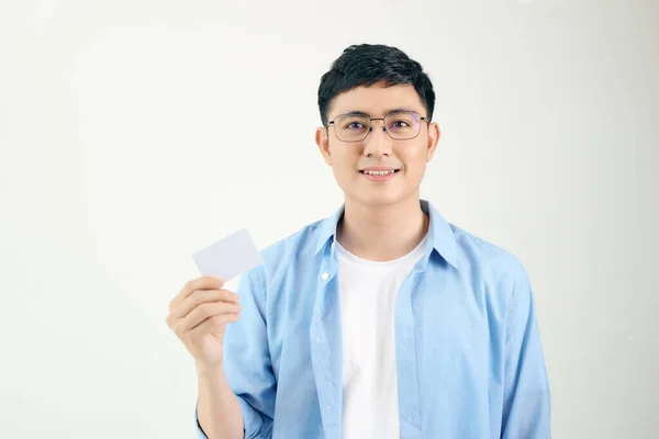 Guapo Hombre Negocios Holding Blanco Tarjeta Aislar Blanco Fondo Asiático — Foto de Stock