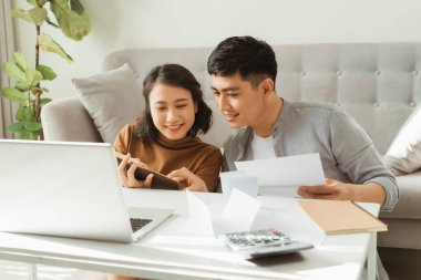 Çevrimiçi ödeme işleniyor. Karı koca online alışveriş yaparken çevrimiçi ödeme yapıyorlar