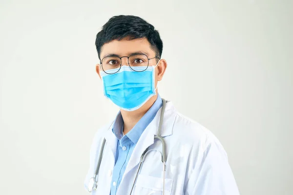 Tıp Alanında Beyaz Önlüklü Maskeli Genç Bir Asyalı — Stok fotoğraf