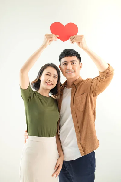 幸せな若いアジアのカップルを保持ハート形上の白い背景 — ストック写真