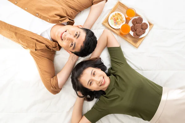 Bonito Casal Tomando Café Manhã Cama Quarto — Fotografia de Stock