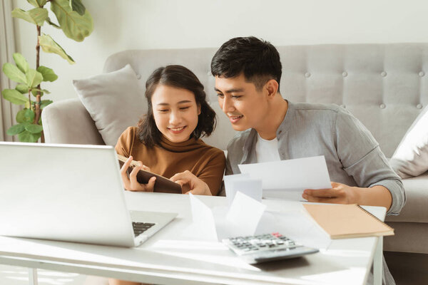 Обработка онлайн-платежей. Муж и жена обрабатывают онлайн оплату во время покупок онлайн
