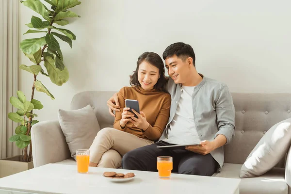 Paar Gebruik Tablet Samen Woonkamer Gelukkig Lachende Vrouw — Stockfoto