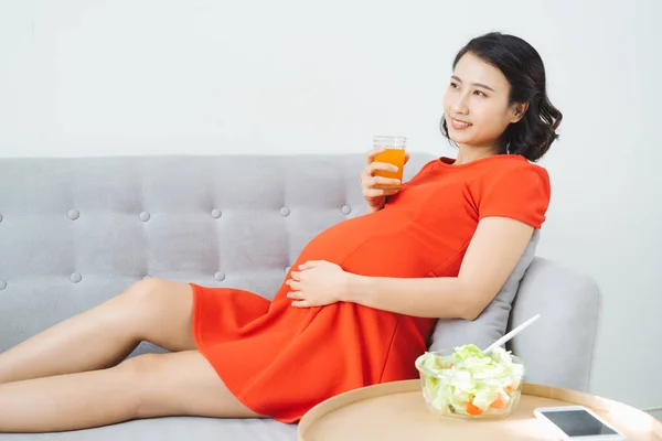 Bastante Joven Asiática Embarazada Comer Ensalada Beber Leche Cuando Sienta — Foto de Stock