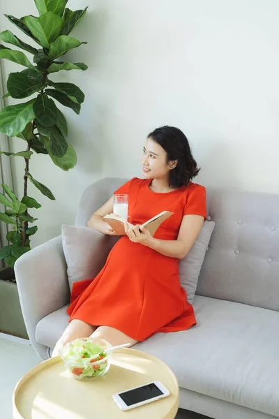 Asian Pregnant Woman Holding Glass Milk Reading Book — Stock Photo, Image