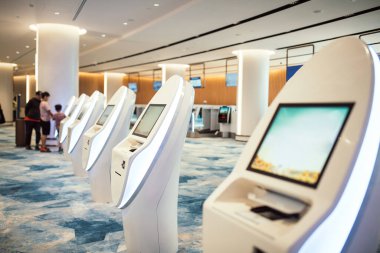 SINGAPORE, Haziran 2019: Havaalanındaki kendi kendine kontrol gişeleri.