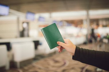 Havaalanı bölgesinde pasaportlu bir kadın giriş yapmak için bekliyor.