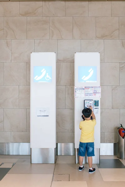 Retrato Niño Pequeño Usando Teléfono Público Aeropuerto — Foto de Stock