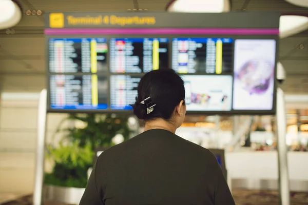 Пассажир Путешествующий Борту Информации Рейсах Зале Ожидания Аэропорта Проверяет Время — стоковое фото