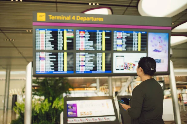 Passenger Traveling Flight Information Board Airport Terminal Waiting Hall Area — Stock Photo, Image